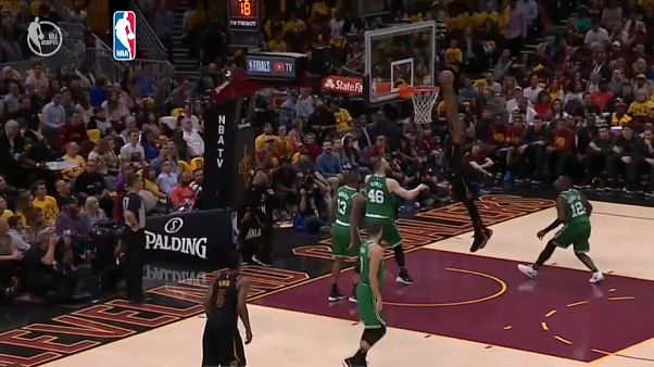 Los Cavaliers superan a los Celtics y recortan distancias en la NBA Los Cavaliers superan a los Celtics y recortan distancias en la NBA