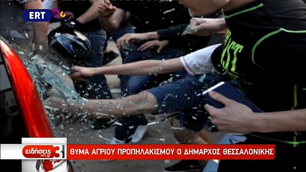 Aşırı sağcılar Selanik Belediye Başkanı Boutaris'e saldırdı Aşırı sağcılar Selanik Belediye Başkanı Boutaris'e saldırdı