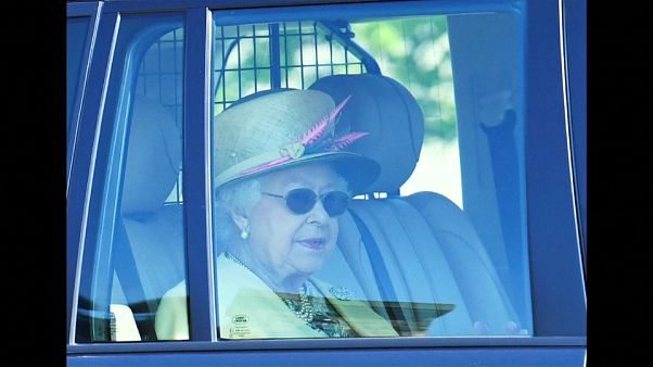 Kater nach der Party? Windsor beim Aufräumen, Queen beim Kirchgang Kater nach der Party? Windsor beim Aufräumen, Queen beim Kirchgang