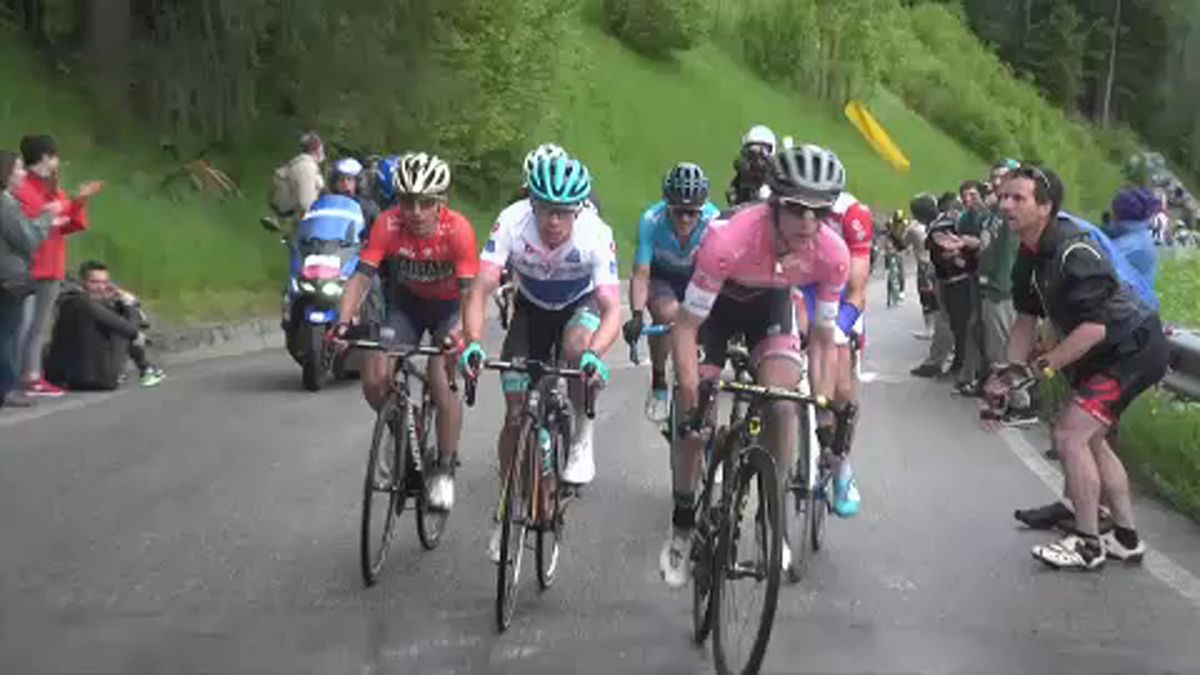 Simon Yates ataca para a vitória na 15ª etapa do Giro
