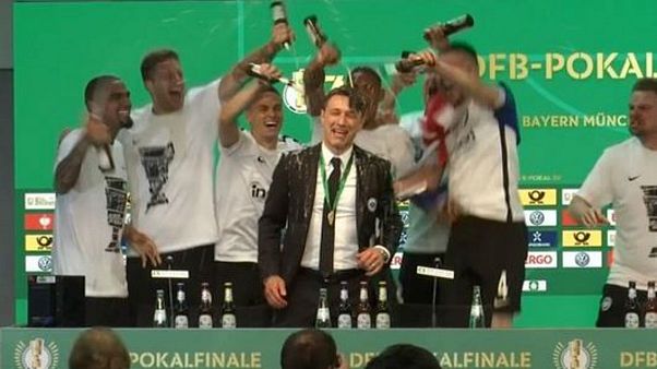 Sörrel öntötték le az Enintracht Frankfurt edzőjét Sörrel öntötték le az Enintracht Frankfurt edzőjét