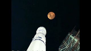 China flies to the moon