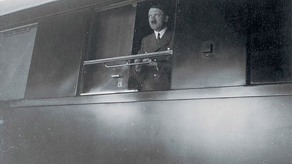 Ο Χίτλερ πέθανε το 1945 και δεν ζει ακόμη στη...Σελήνη! Ο Χίτλερ πέθανε το 1945 και δεν ζει ακόμη στη...Σελήνη!