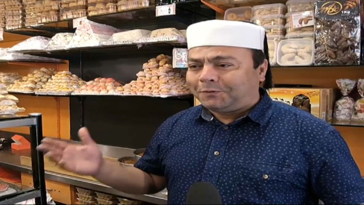 شاهد: رمضان في باريس.. حلويات مغاربية لذيذة وتجمعات أسرية مبهجة