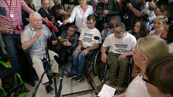 Wałęsa exprime "Solidarność" para com deficientes polacos Wałęsa exprime "Solidarność" para com deficientes polacos
