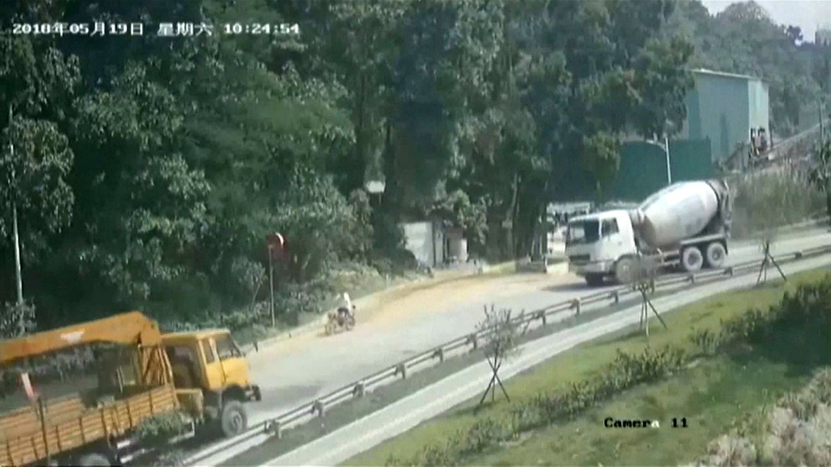 شاهد: خطاف رافعة يتسبب باصطدام شاحنتين ودهس دراج بالصين