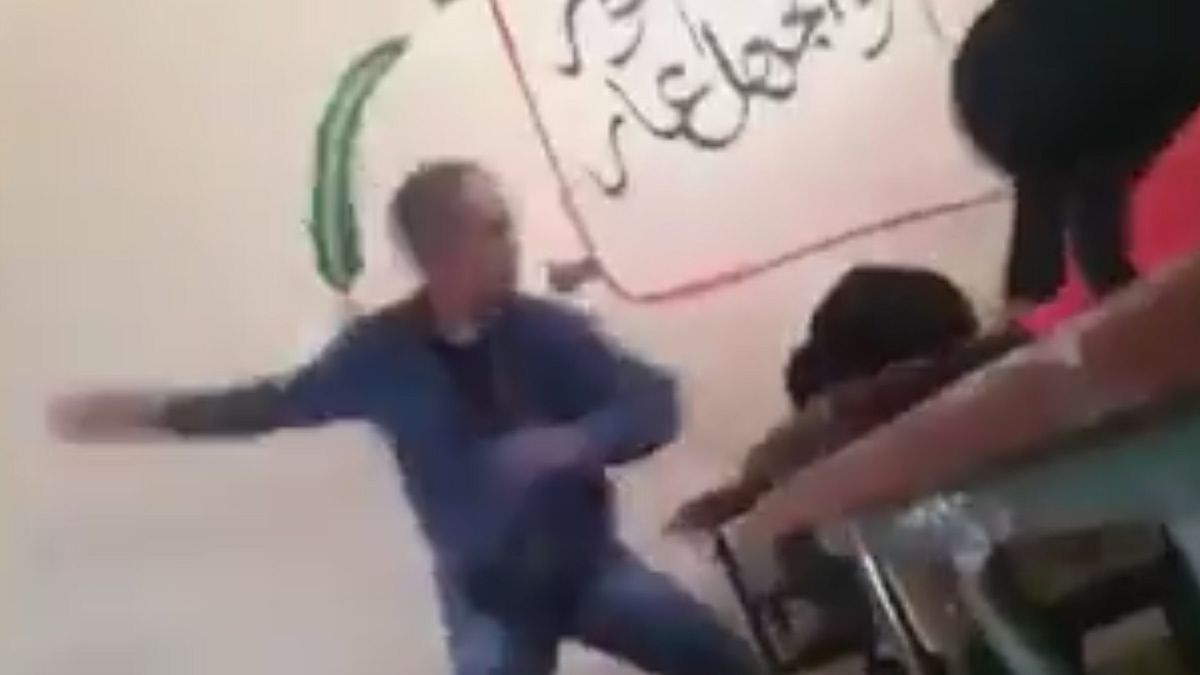 معلم مغربي يضرب ويعنف إحدى طالباته