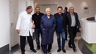 الرئيس الفلسطيني محمود عباس أثناء تجوله بالمستشفى