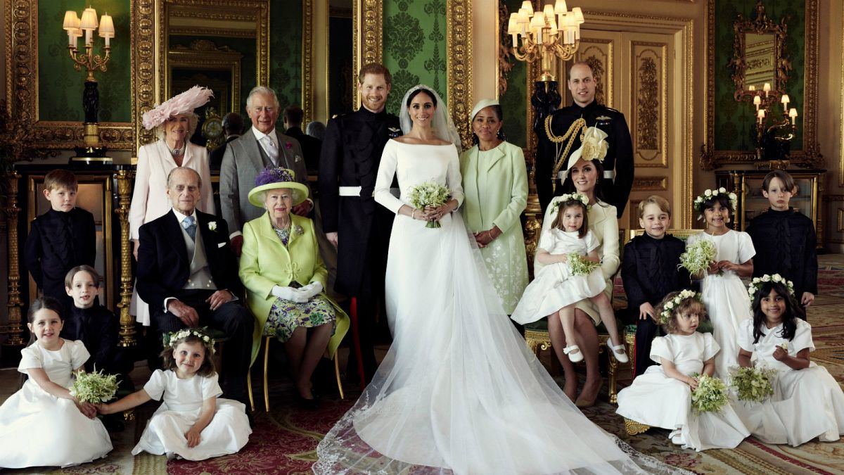 هاري وميغان ينشران الصور الرسمية للزفاف الملكي من قلعة وندسور