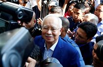 رئيس وزراء ماليزيا السابق يخضع للإستجواب في قضايا فساد