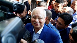 رئيس وزراء ماليزيا السابق يخضع للإستجواب في قضايا فساد
