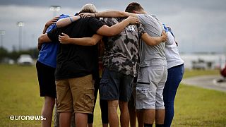 صورة اليوم: طلاب يصلون على أرواح ضحايا حادث مدرسة تكساس 