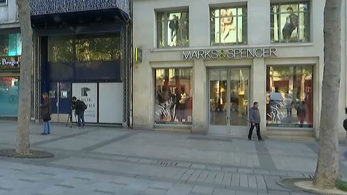 Brit boltjainak zömét is bezárja a Marks & Spencer