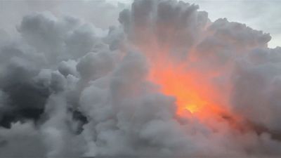 شاهد: سحابة بيضاء من المواد السامة تغطي سماء هاواي