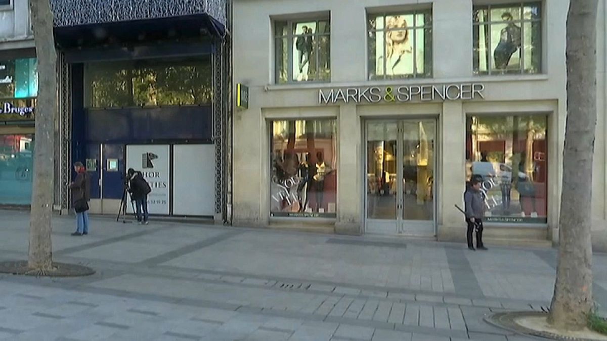 Marks & Spencer cerrará un centenar de tiendas en el Reino Unido