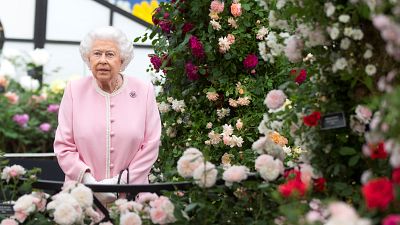 Queen Elizabeth bestaunt Chelsea Flower Show