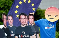 Manifestantes protestan en Bruselas contra la plataforma Facebook.