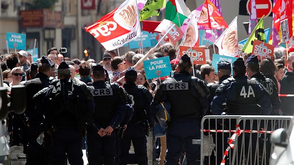 Francia, nuova giornata di scioperi contro i tagli di Macron: scontri e arresti a Parigi Francia, nuova giornata di scioperi contro i tagli di Macron: scontri e arresti a Parigi
