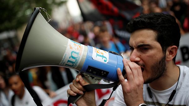 140 Demos: Franzosen streiken gegen Verwaltungsabbau 140 Demos: Franzosen streiken gegen Verwaltungsabbau