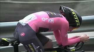 Simon Yates resiste a Tom Dumoulin y conserva el liderato del Giro de Italia