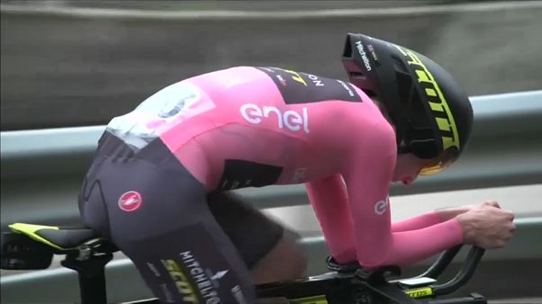 Simon Yates resiste a Tom Dumoulin y conserva el liderato del Giro de Italia Simon Yates resiste a Tom Dumoulin y conserva el liderato del Giro de Italia
