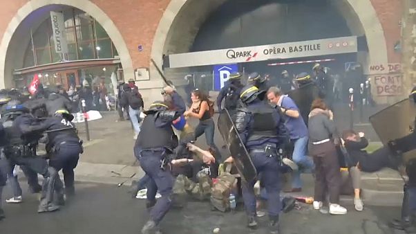 Fransa: Çalışma yasası reformuna karşı protestolar dinmiyor Fransa: Çalışma yasası reformuna karşı protestolar dinmiyor