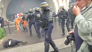 مناوشات بين الشرطة الفرنسية ومتظاهرين في باريس