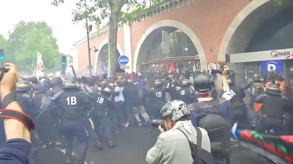 Francia: arresti a Parigi contro le riforme di Macron, proteste in 140 città Francia: arresti a Parigi contro le riforme di Macron, proteste in 140 città