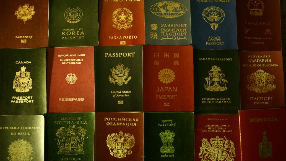 مجموعة من جوازات السفر
