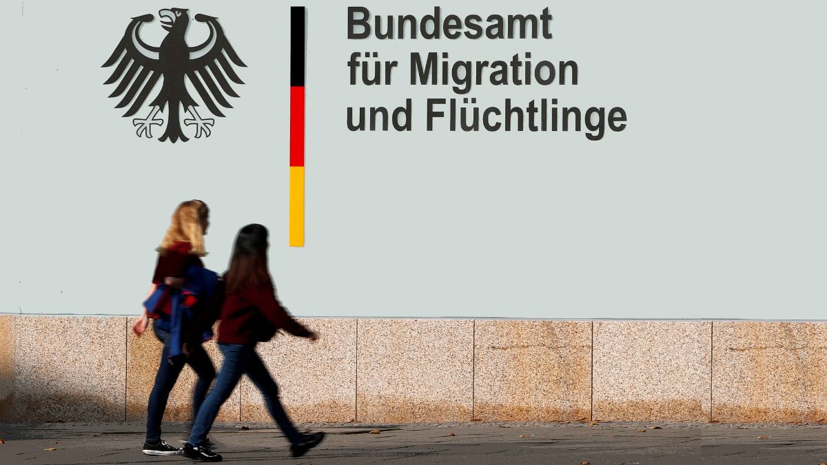 بررسی پیش از موعد هزاران درخواست پناهندگی در آلمان به دلیل احتمال رشوه‌گیری