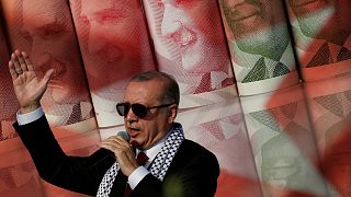 توقعات وكالة بلومبيرغ حول مستقبل تركيا المالي في ظل الانهيار المتواصل لليرة