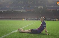 Descalzo y emocionado, Iniesta se despide del Camp Nou