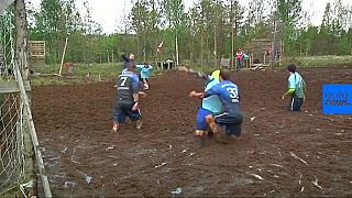Quando si dice "giocare sporco": in Russia partite di calcio nelle paludi
