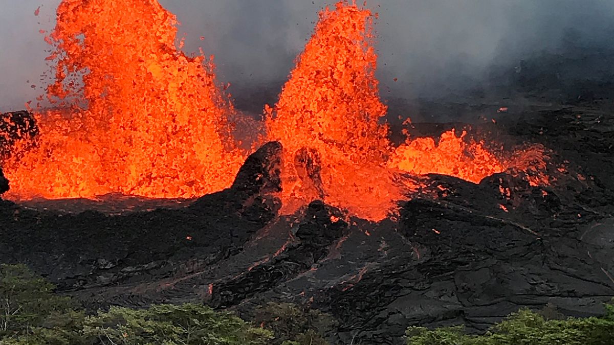 Hawaii'de yanardağdan akan lavlar jeotermal santrale ulaştı