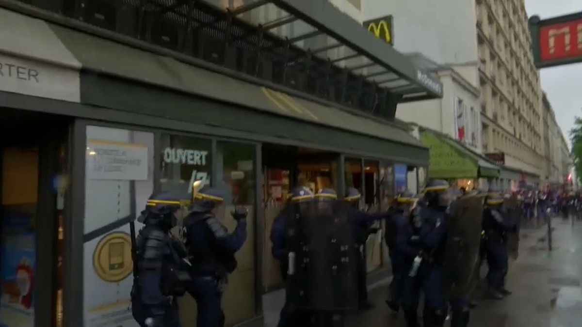 Confrontos entre as autoridades e jovens em Paris