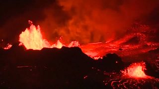 شاهد: حمم بركان كيلاويا تضيء الليل