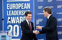 Ο CEO του euronews Μάικλ Πίτερσ παραδίδει το βραβείο «Ηγέτης της χρονιάς»