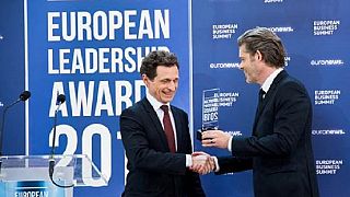Ο CEO του euronews Μάικλ Πίτερσ παραδίδει το βραβείο «Ηγέτης της χρονιάς»