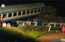 Torino'da yolcu treni kazası: En az iki ölü