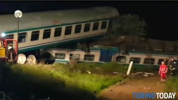 Torino'da yolcu treni kazası: En az iki ölü Torino'da yolcu treni kazası: En az iki ölü
