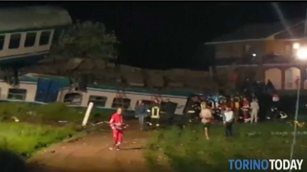 Torino, treno travolge tir: 2 morti, feriti Torino, treno travolge tir: 2 morti, feriti