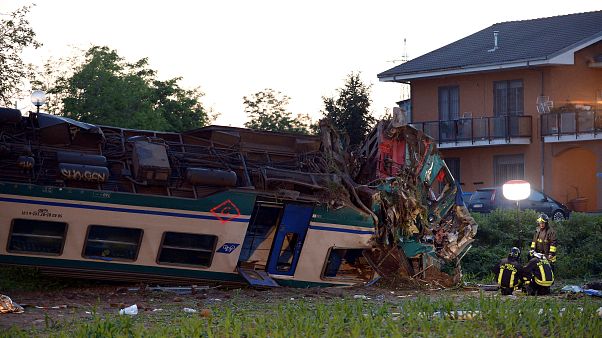 Dramático choque entre un tren y un camión en Italia Dramático choque entre un tren y un camión en Italia