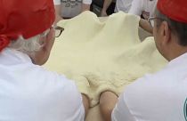 Elkészült a világ leghosszabb pizzája
