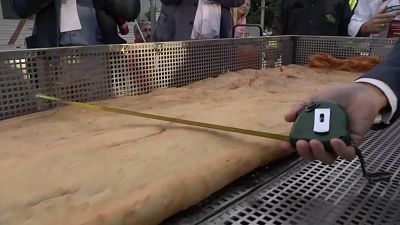 Napoli: pizza fritta più lunga al mondo, è record