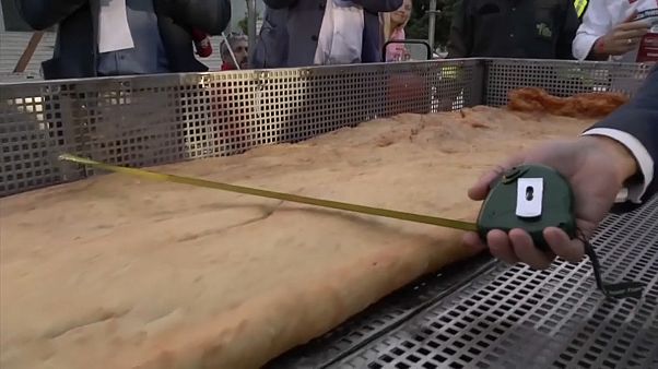 Napoli: pizza fritta più lunga al mondo, è record Napoli: pizza fritta più lunga al mondo, è record
