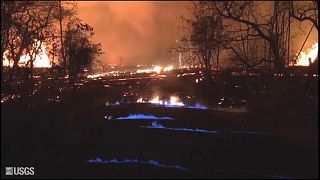 Kék lángok csaptak fel a vulkánkitörés helyszínén