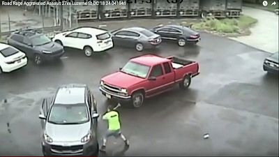 Wutausbruch mit Vorschlaghammer: Mann attackiert Auto und Beifahrer