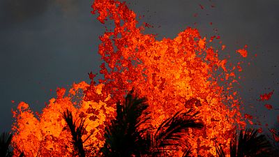 شاهد نوافير الصهارة البركانية تنطلق من جوف الأرض في هاواي