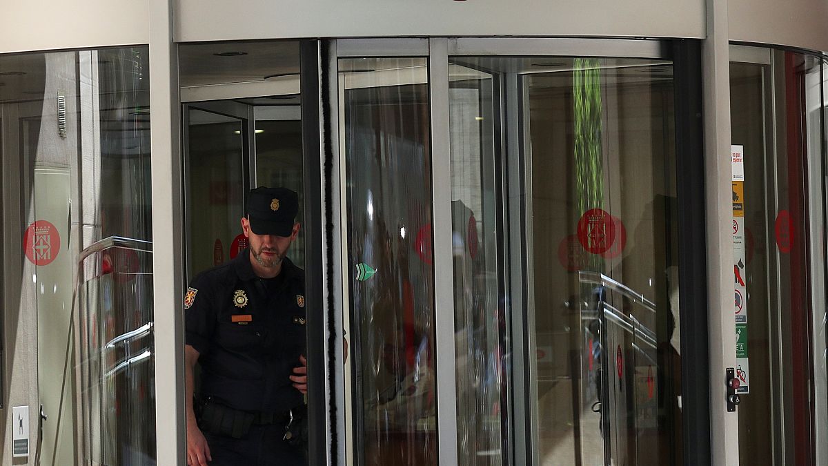 Polizisten bei der Razzia in Spanien