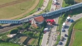 قتيلان وجرحى في حادث اصطدام قطار بشاحنة نقل بضائع في إيطاليا
